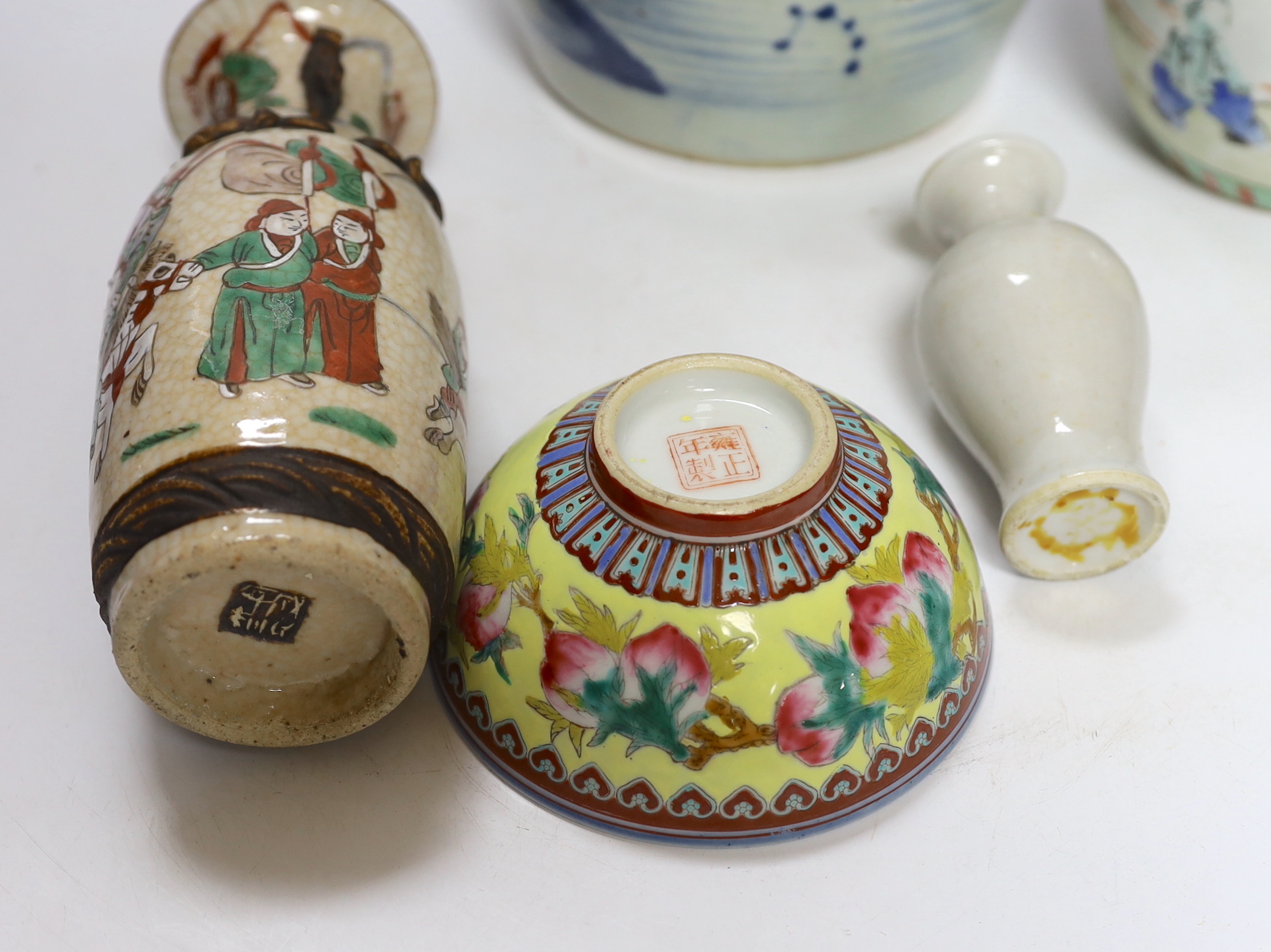 A collection of Chinese ceramics including an early 20th century famille rose crackle glazed vase (6)